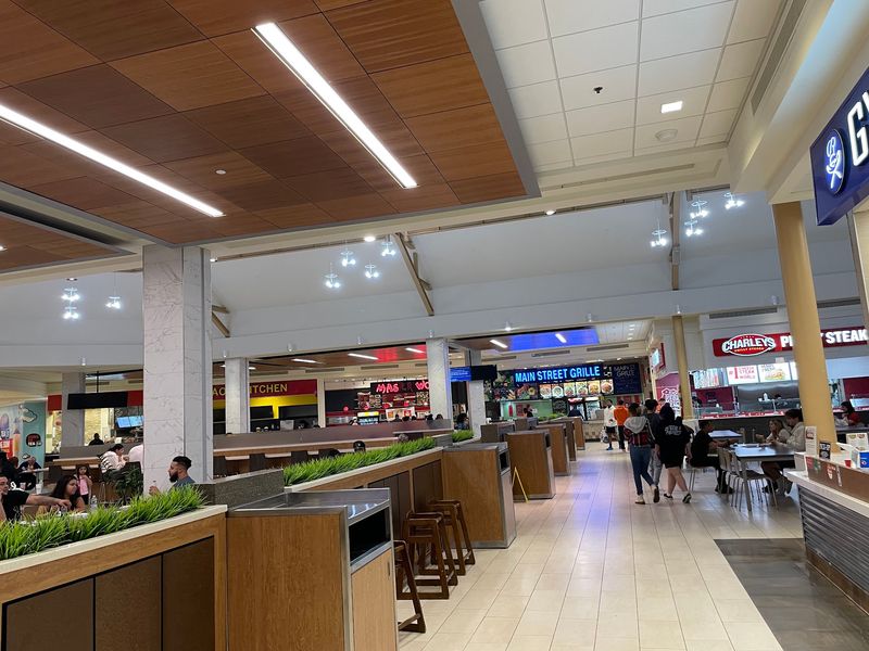 Hungry Shoppers Have Plenty Of Choices
