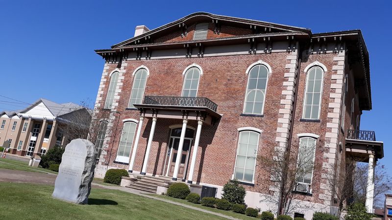 Italianate Good Looks Worth a Slow Stroll