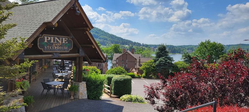 Lake Views, Ski Slopes, and an Easy Drive Lake Views, Ski Slopes, and an Easy Drive