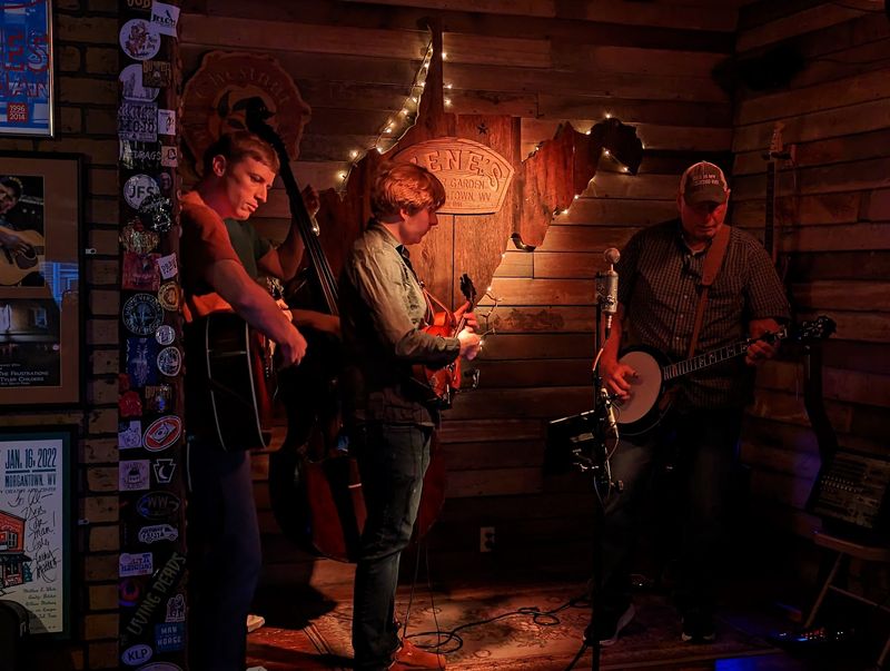 Live Bands Squeeze Into A Surprisingly Intimate Room