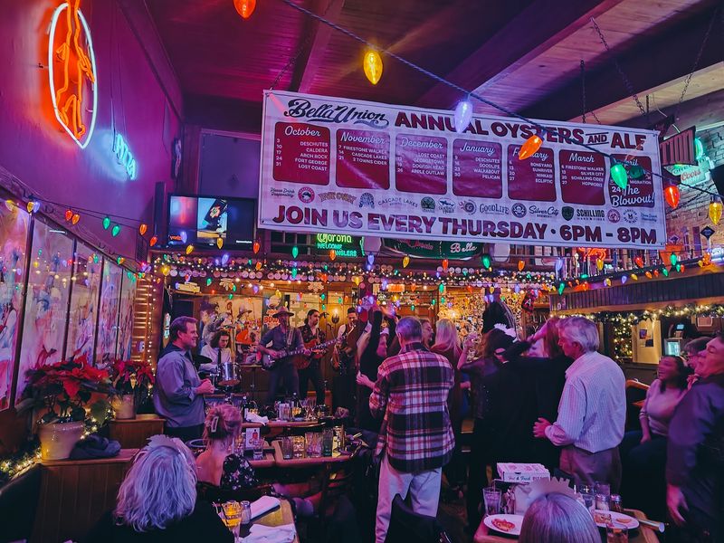 Live Bands That Keep the Mood Bright Live Bands That Keep the Mood Bright