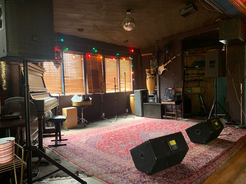 Live Bands Turn Weekend Dinners Into a Show Live Bands Turn Weekend Dinners Into a Show
