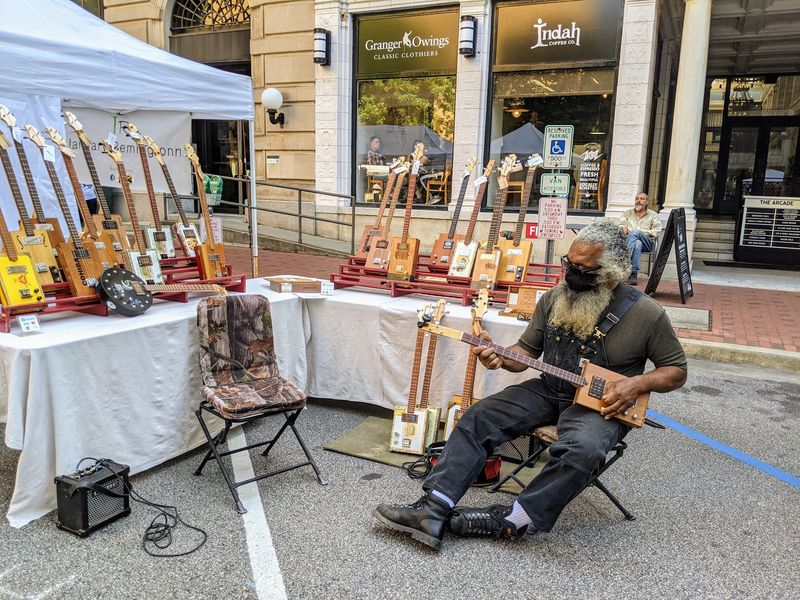 Live Music Gives Your Shopping Its Own Soundtrack Live Music Gives Your Shopping Its Own Soundtrack