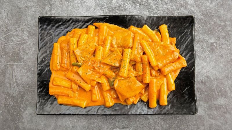 Rose Tteokbokki Brings The Late-Night Comfort Rose Tteokbokki Brings The Late-Night Comfort