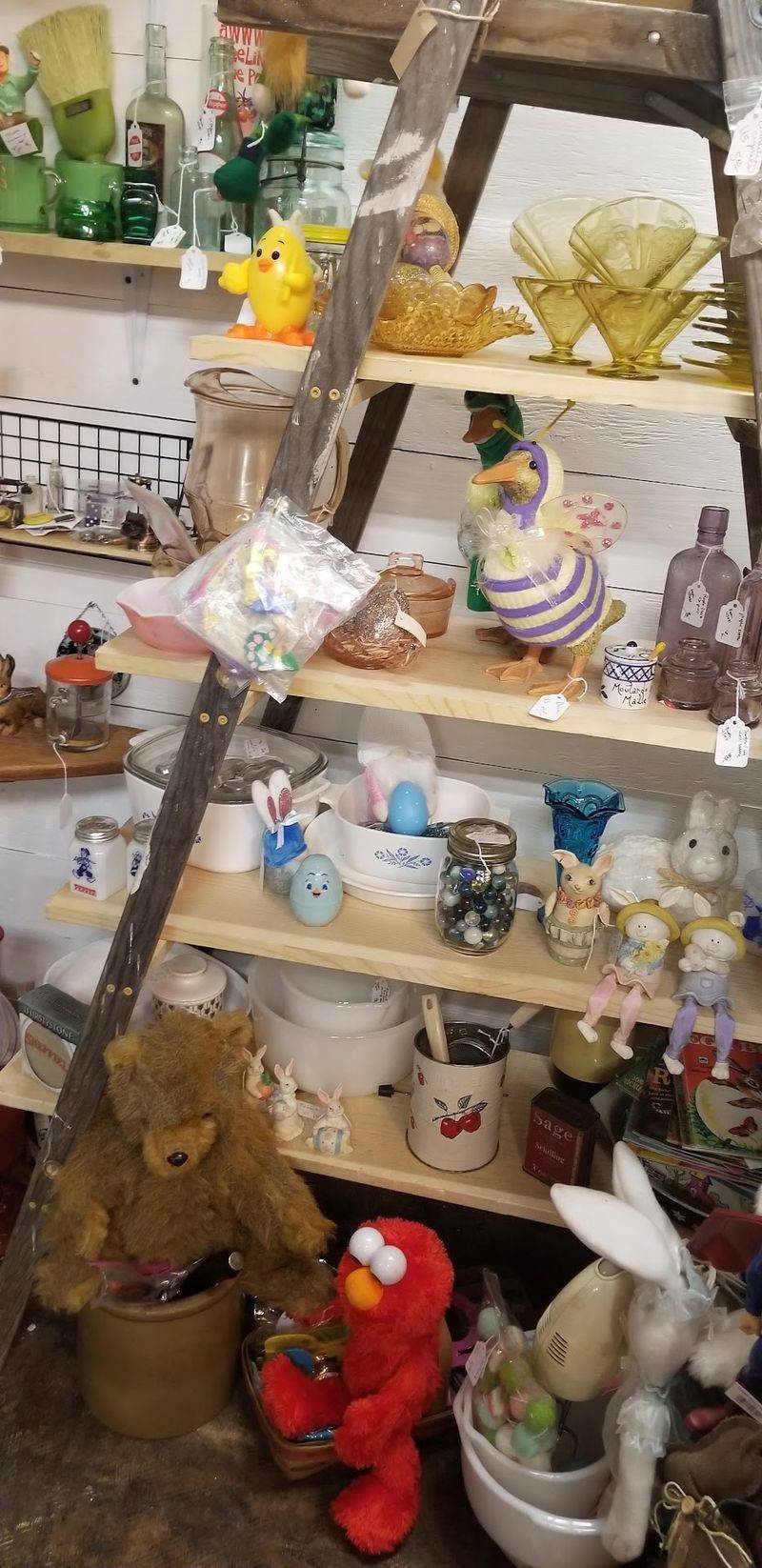 Shelves That Change With the Seasons Shelves That Change With the Seasons