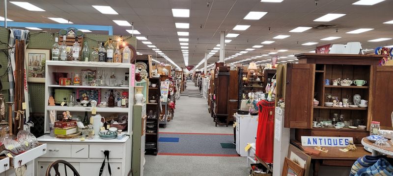 Six Hundred Booths, Six Hundred Personalities
