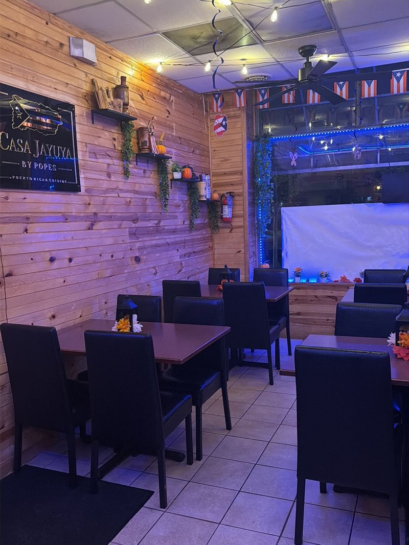 Small Room, Big Hospitality, and a Simple Ordering Routine Small Room, Big Hospitality, and a Simple Ordering Routine