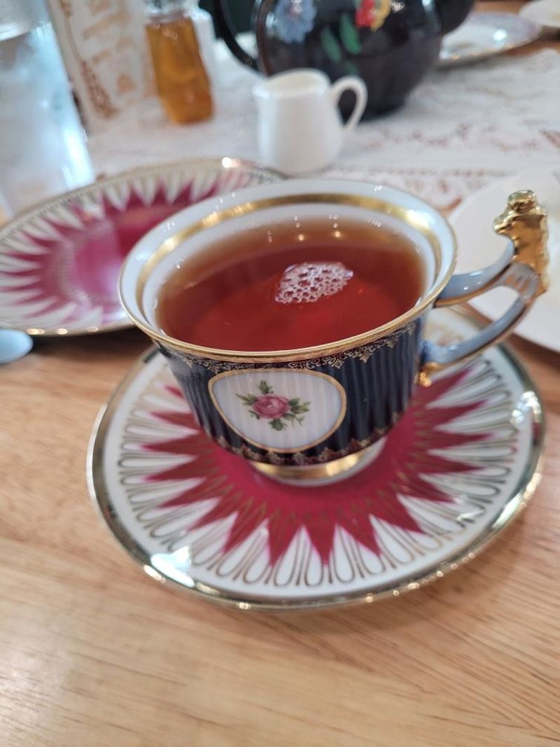 Teacups With Their Own Past Lives