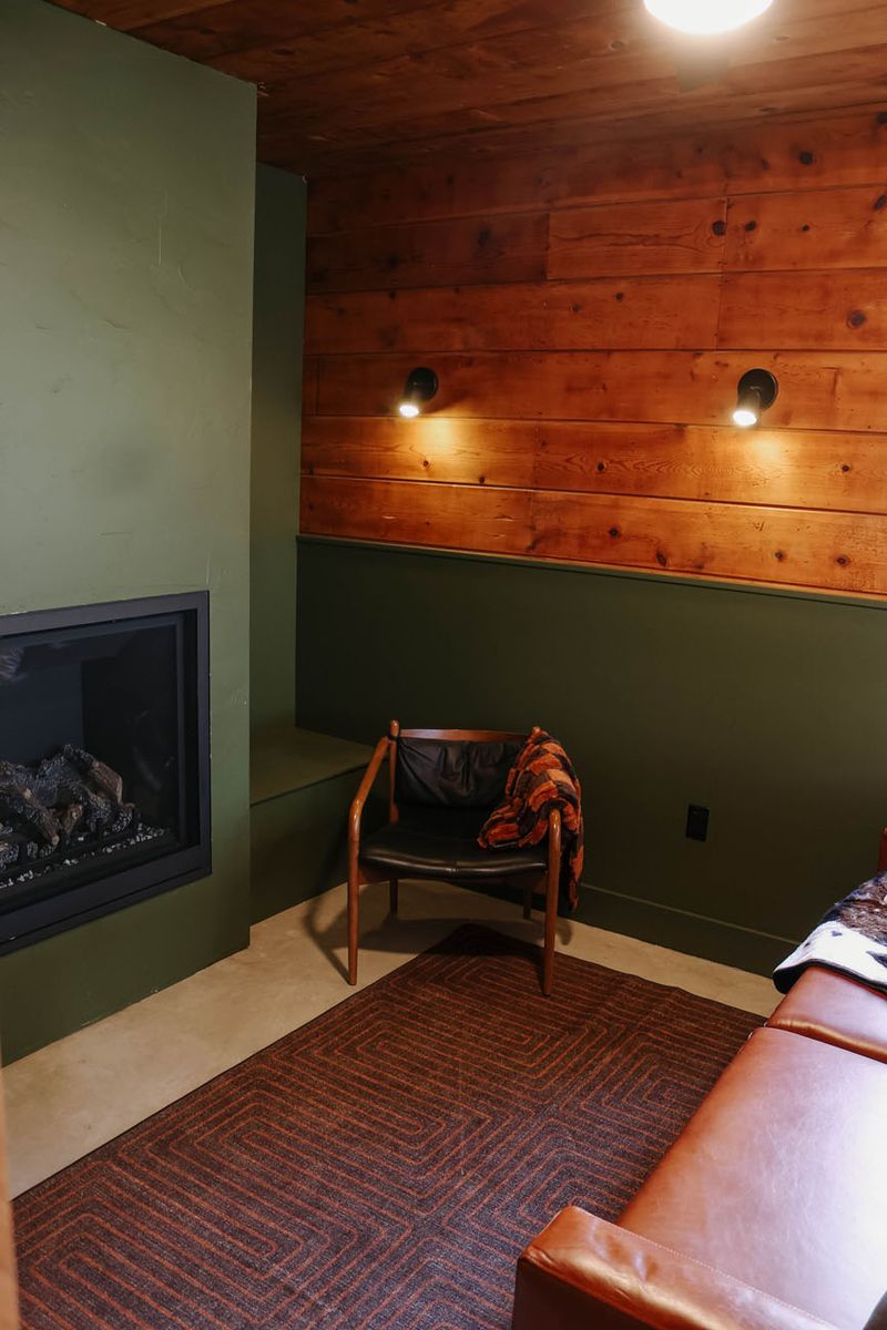 The Stranger Lodge, Sisters