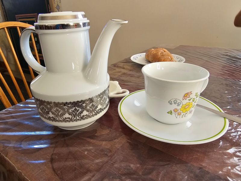 Vintage Mugs, Mismatched Plates, and Zero Rush Vintage Mugs, Mismatched Plates, and Zero Rush