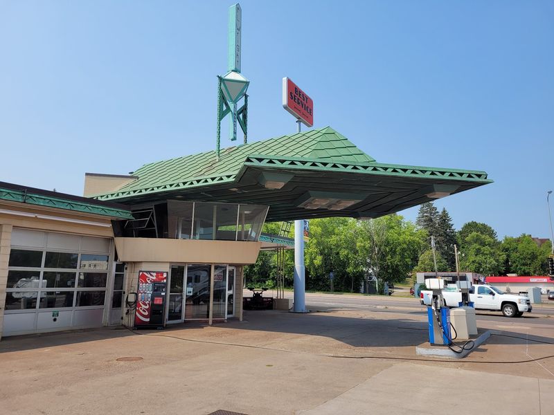 Yes, Someone Will Actually Pump Your Gas For You